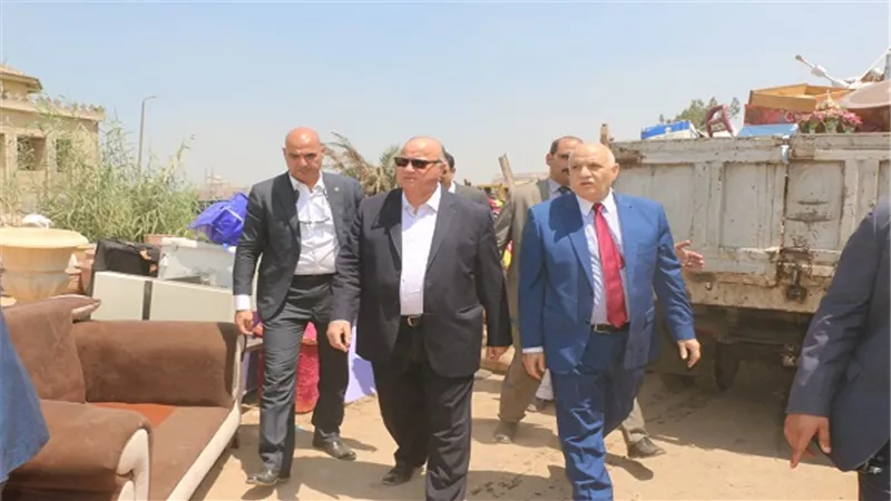 محافظ القاهرة يشهد ازالة منطقة عين الحياة العشوائية