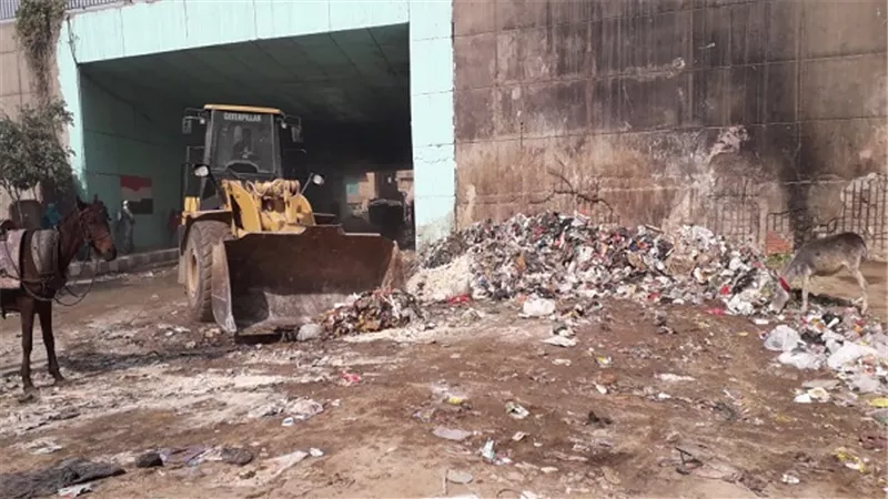 رفع طن مخلفات وقمامة من نفق البودرة بمنطقة بير أم سلطان بالبساتين