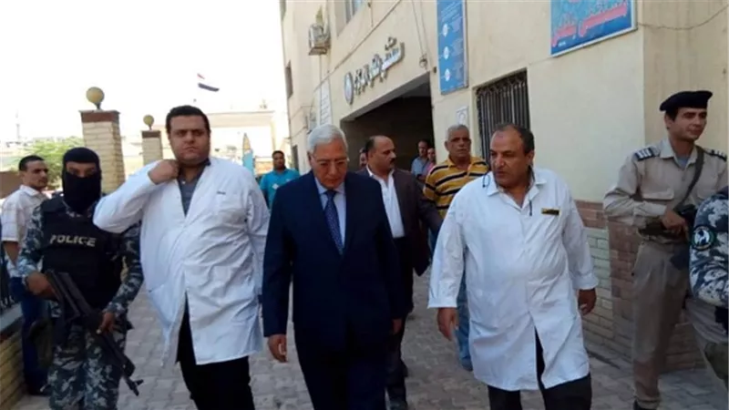 بالصور.. محافظ الدقهلية يشيد بنظافة شوارع بلقاس ويصرف مكافأة 10 أيام للعاملين بالمستشفى المركزي لحسن الأداء