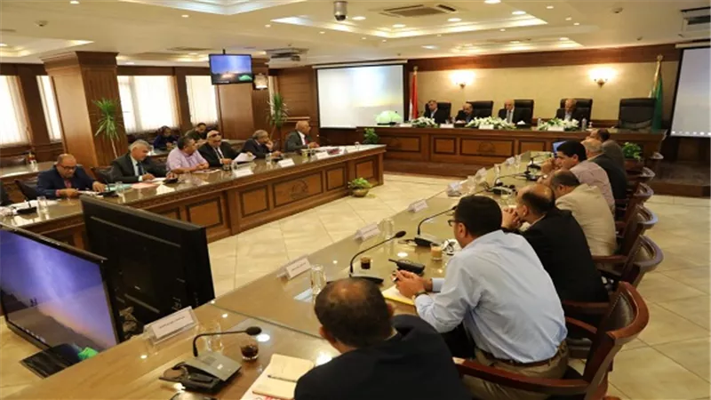 محافظ الجيزة يراجع التجهيزات النهائية للمدارس مع مديرى الإدارات التعليمية