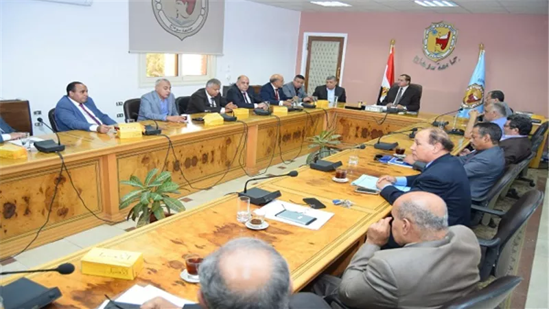 جامعة سوهاج تناقش استعداداتها للعام الدراسي وتمنع 