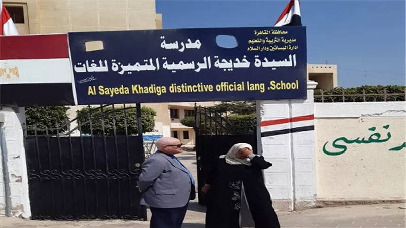 رئيس حى البساتين يتفقد أعمال الصيانة النهائية بمدرسة السيدة خديجة التجريبية