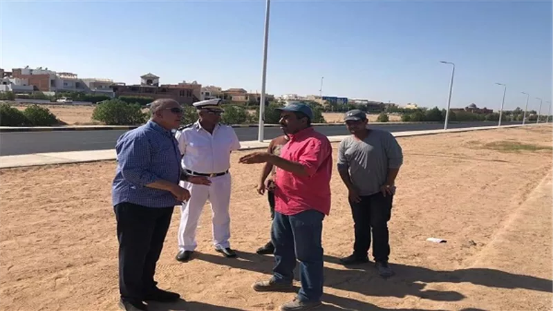محافظ البحر الأحمر يتفقد أعمال تطوير الجزيرة الوسطى بطريق مجاويش