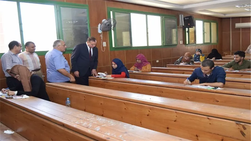 ١١٨٧طالب يواصلون ادائهم لامتحانات الدراسات العليا بتجارة سوهاج