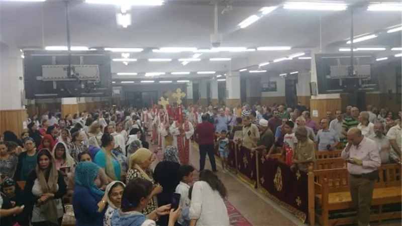 بالصور..  إيبارشية السويس تستقبل رفات القديس الشهيد سمعان الأخميمى وسط فرحه المئات