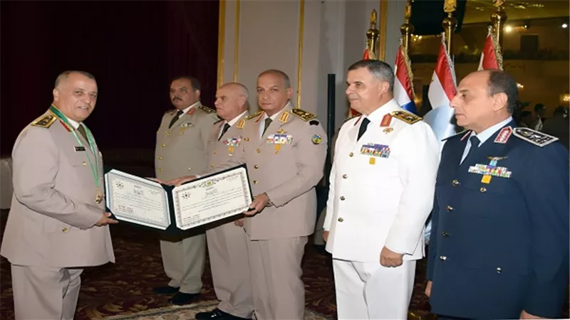 وزير الدفاع والإنتاج الحربى يكرم القادة المحالين للتقاعد