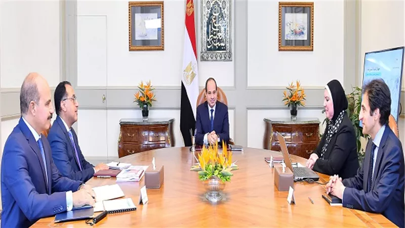 الرئيس السيسي يجتمع مع رئيس الوزراء ورئيسة جهاز تنمية المشروعات المتوسطة والصغيرة ومتناهية الصغر