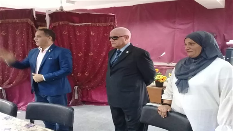 رئيس حى البساتين يكرم المدرسين والمشرفين والطلاب المتميزين بختام الانشطة الصيفية