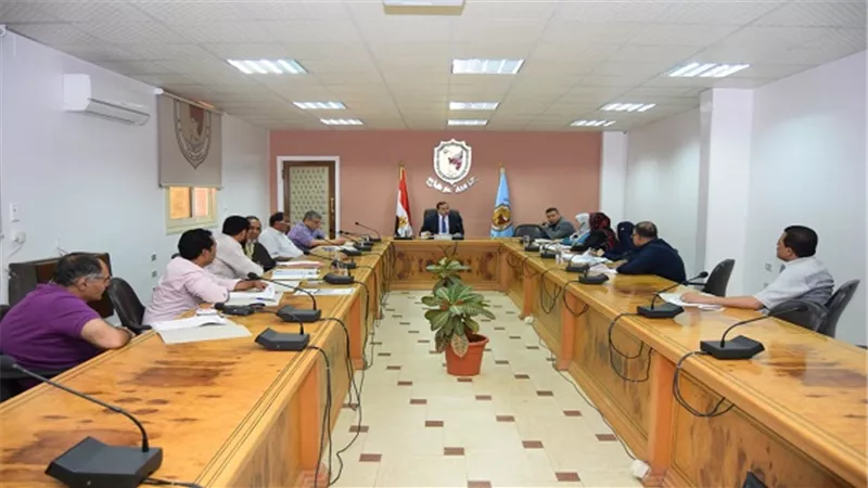 رئيس جامعة سوهاج يناقش استعدادات المدن الجامعية للعام الدراسي الجديد