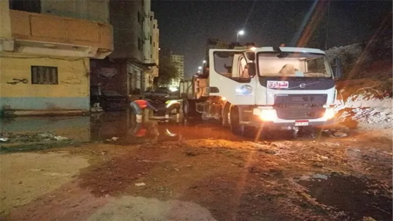 شفط مياه الصرف بشارع 6 أكتوبر ببولاق الدكرور