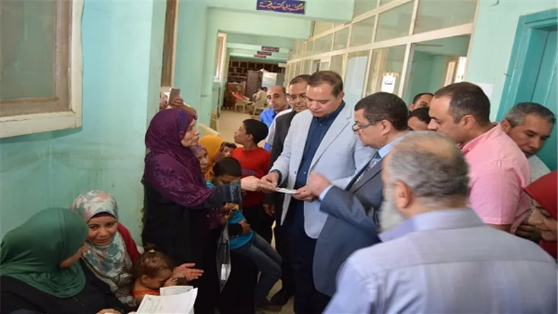 جامعة سوهاج تعالج ٥٧١ حالة بالمجان ضمن قافلة طبية لأهالي 