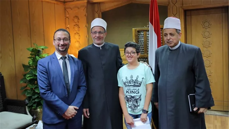 وكيل الأزهر يكرم طالبا أزهريا ترأس نموذج محاكاة البرلمان المصري