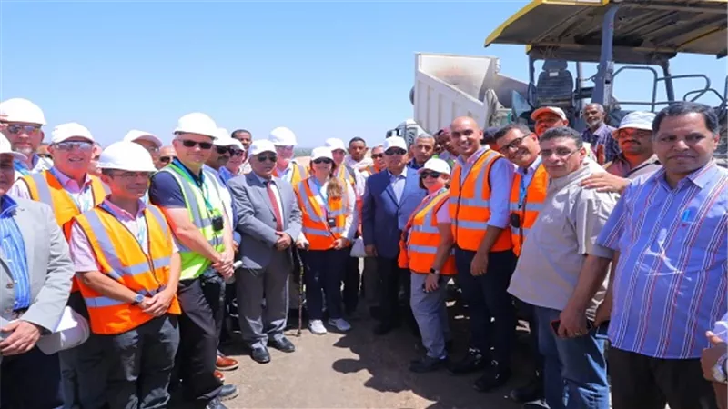 وزير النقل وسفيرة النرويج بالقاهرة في جولة تفقدية لعدد من المشروعات التنموية بمحافظة اسوان