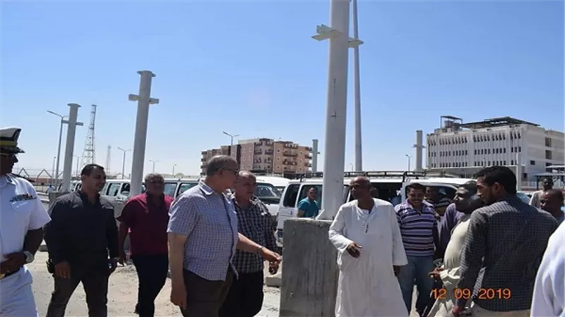 محافظ البحر الأحمر يشدد علي سرعة تركيب المظلات بموقف السيرفيس الجديد