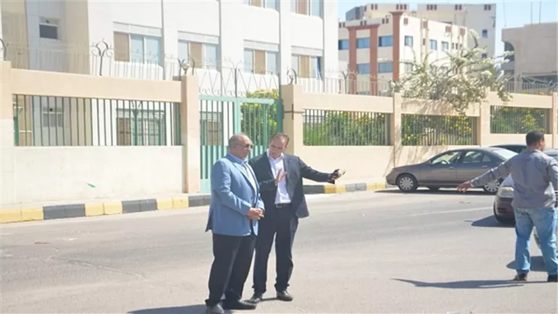 محافظ البحر الأحمر يتفقد تجهيزات السيارات الخاصة برش الشوارع بالغردقة