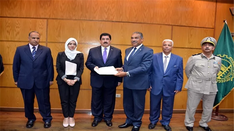 محافظ القليوبية يكرم عدد من القيادات التنفيذية على جهودهم المثمرة خلال عملهم بالمحافظة 