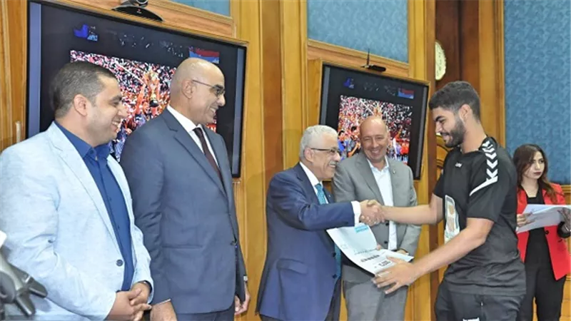 وزير التربية والتعليم يكرم الطلاب الحاصلين على بطولة العالم لكرة اليد للناشئين