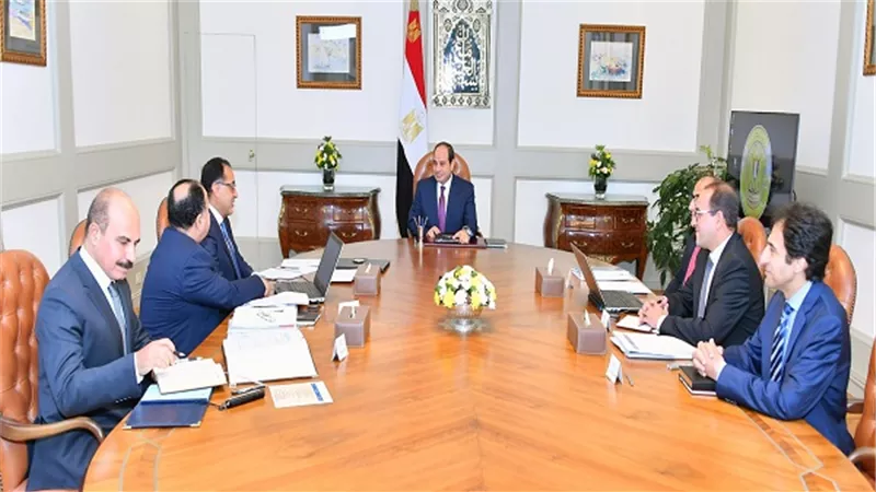 الرئيس السيسي يجتمع مع رئيس الوزراء ومحافظ البنك المركزي ووزير المالية