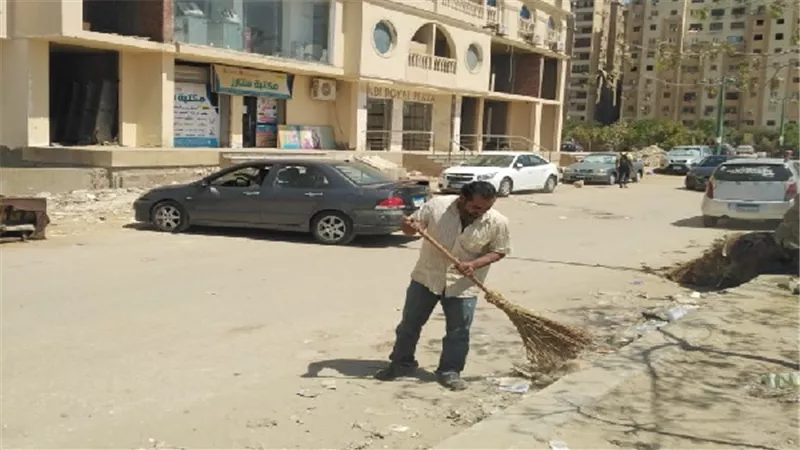 حملة نظافة ورفع مخلفات القمامة من شارع السعادة وشارع بيتشو الغربى بالمعادى الجديدة