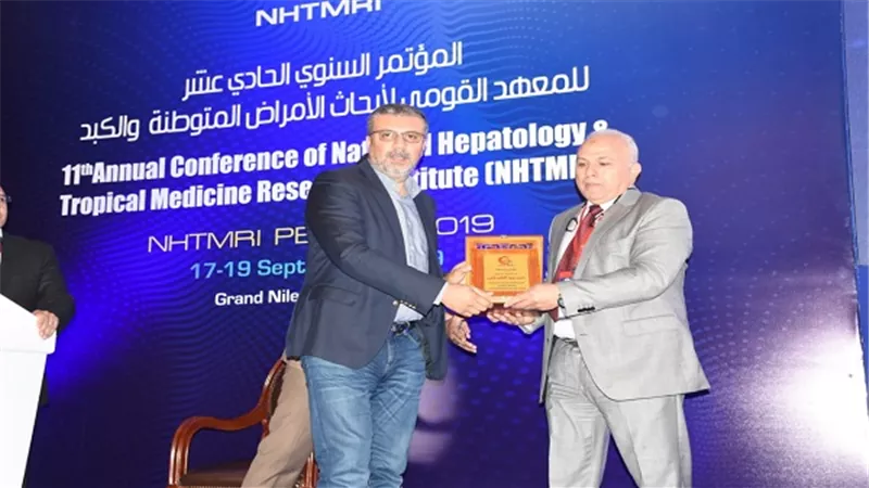 عاجل.. المعهد القومى للكبد يُكرم عمرو الليثى ويمنحه درع لاسهاماته الانسانية خلال ١٠سنوات
