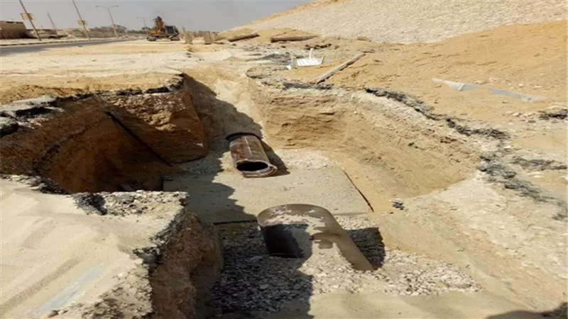 رئيس حى البساتين يتفقد أعمال توصيل خط الصرف الصحي لمشروع ورش العين السخنة