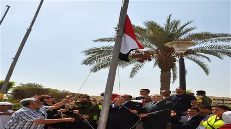 رئيس جامعة حلوان يرفع علم مصر احتفاءً ببدء أول أيام العام الجامعي الجديد ٢٠١٩-٢٠٢٠