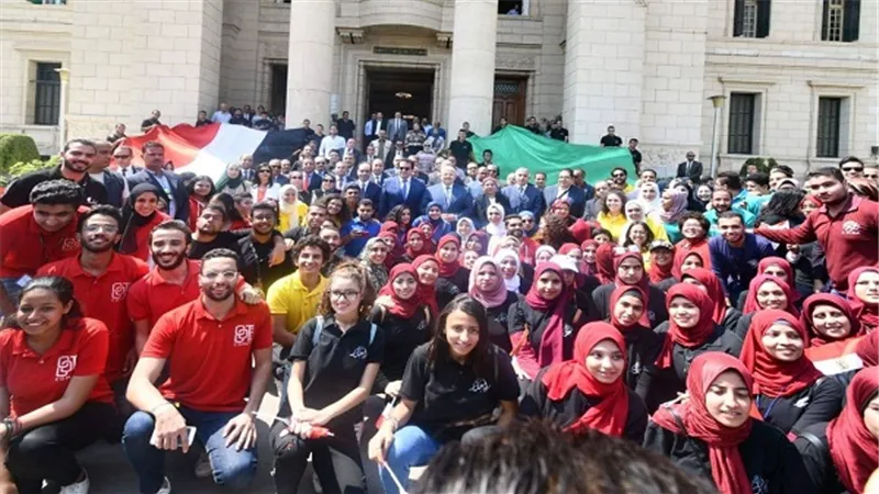 وزير التعليم العالي ورئيس جامعة القاهرة يشهدان تحية العلم بحرم الجامعة