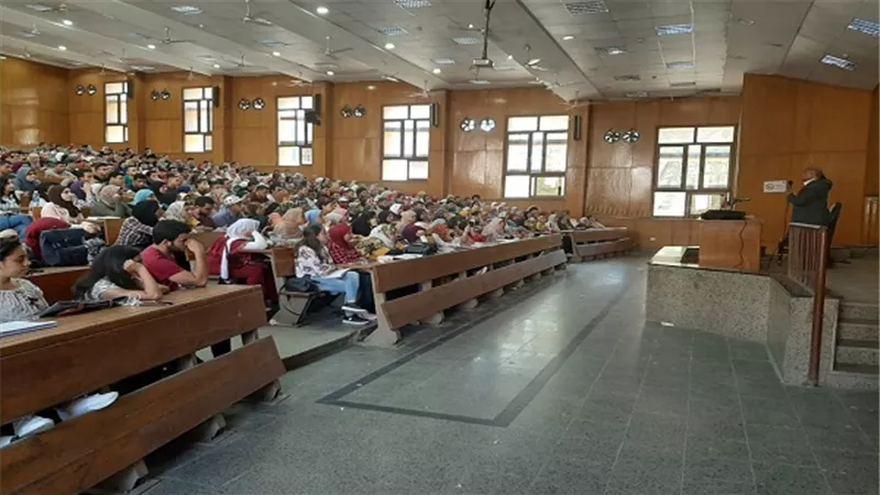 إقبال طلابى كثيف في أول ايام الدراسة بتجارة عين شمس