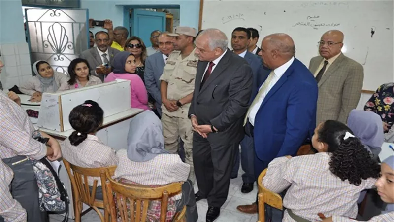 محافظ الجيزة يتفقد مدرسة العجوزة الثانوية بنات
