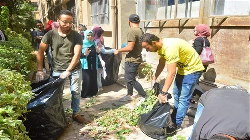 بالصور.. اعضاء هيئة التدريس وطلاب كلية العلوم بجامعة المنصورة يشاركون بتجميل الكلية فى يوم رد الجميل 