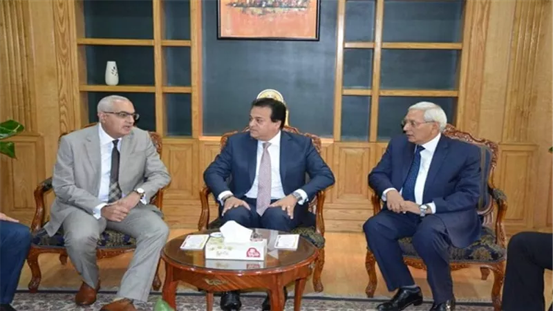 بالصور... وزير التعليم العالي ومحافظ الدقهلية يشهدان اجتماع مجلس العمداء بجامعة المنصورة