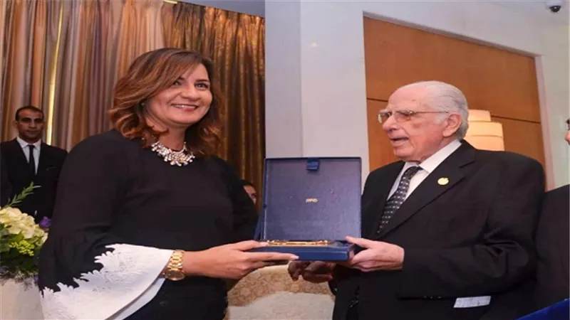 جمعية الصداقة المصرية اليونانية تمنح وزيرة الهجرة أرفع وسام يوناني