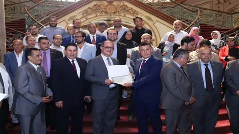 رئيس جامعة عين شمس يكرم ٤١ من المشاركين بقافلة التنمية الشاملة بمحافظة البحر الأحمر