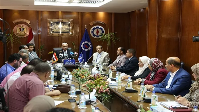  فى المؤتمر الصحفى محافظ السويس يكشف عن فرحته لابناء المحافظة