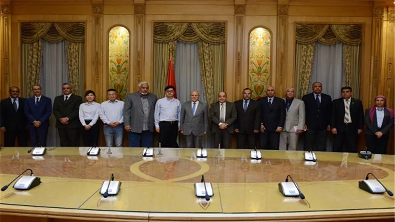 العصار يشهد توقيع مذكرة تفاهم لإنشاء مصنع لمحطات شحن السيارات بالكهرباء