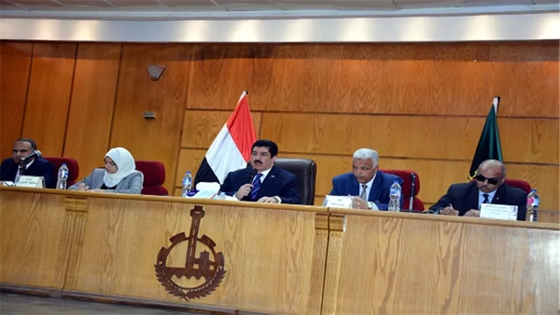 مرزوق يناقش تعظيم الإيرادات وتخفيض المصروفات واسترداد أموال الدولة بالمحافظة 
