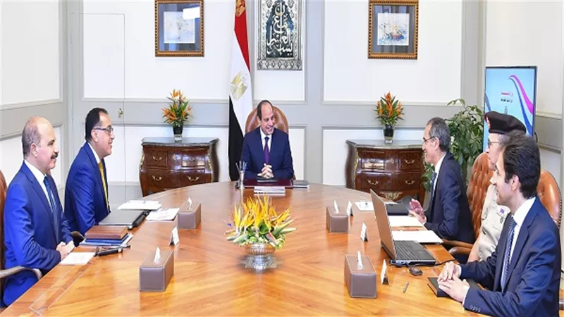 الرئيس السيسي يجتمع مع رئيس الوزراء ووزير الاتصالات ومدير إدارة النظم والمعلومات للقوات المسلحة