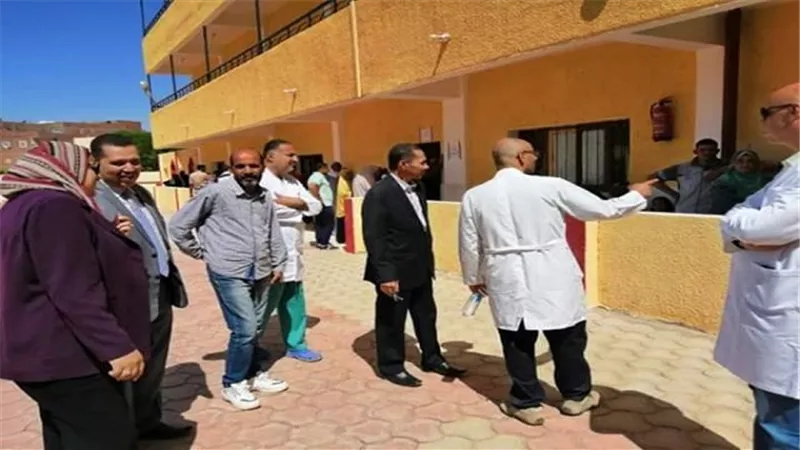 بالصور.. إقبال شديد على الكشف المجانى لقافلة سعاد كفافى الطبية بالوادى الجديد