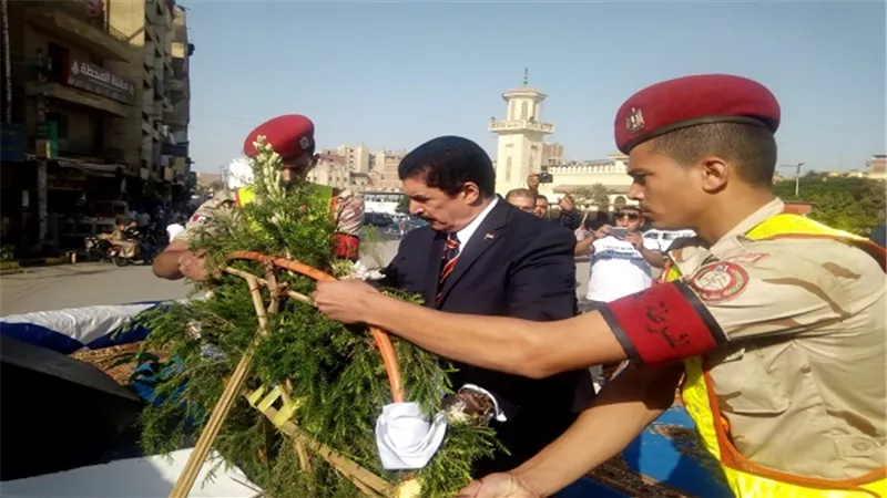 محافظ القليوبية يضع أكليلا من الزهور على قبر الجندي المجهول إحتفالا بأعياد نصر أكتوبر المجيدة الـ 46 