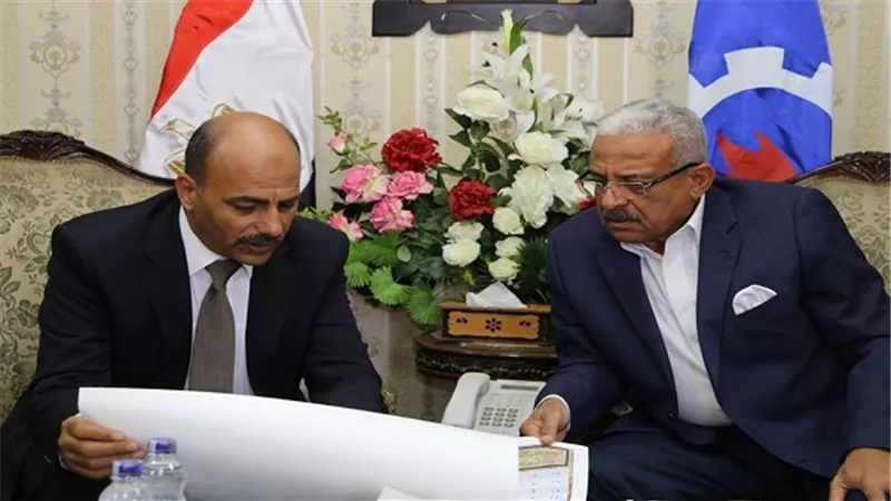 محافظ السويس يلتقى رئيس الهيئة العامة للطرق والكبارى والوفد المرافق له