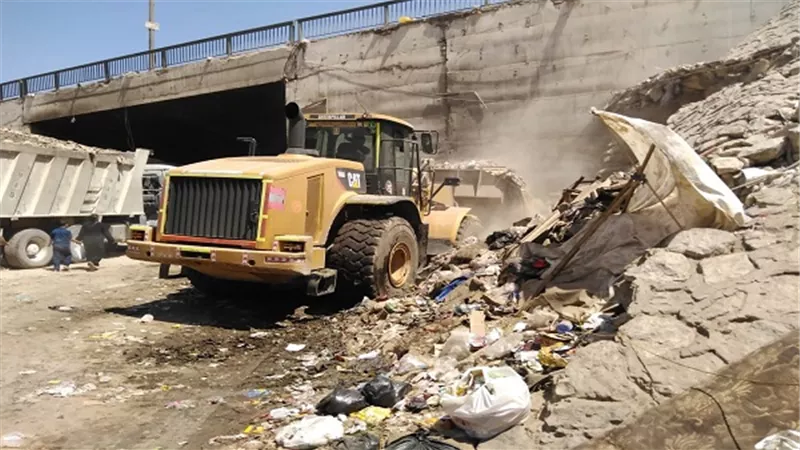 رفع 3 طن من مخلفات القمامة من نفق السور الأثري بمنطقة بير أم سلطان بالبساتين