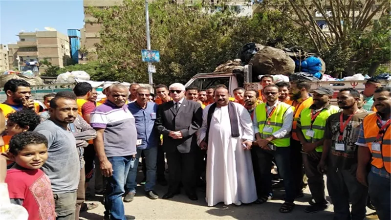 رئيس حى البساتين يتفقد سيارات وعمال متعهدي الجمع السكني بالحى