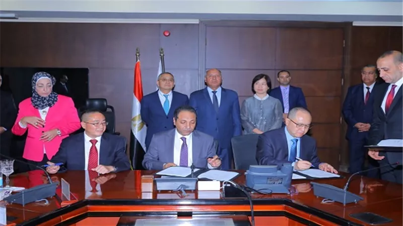 وزير النقل يشهد توقيع توقيع عقد الصيانة للأنظمة والوحدات المتحركة للمشروع القطار المكهرب