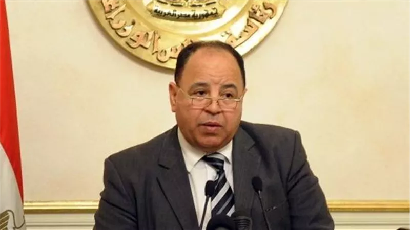وزير المالية يجدد الثقة في رئيس الإدارة المركزية لجمارك المطار