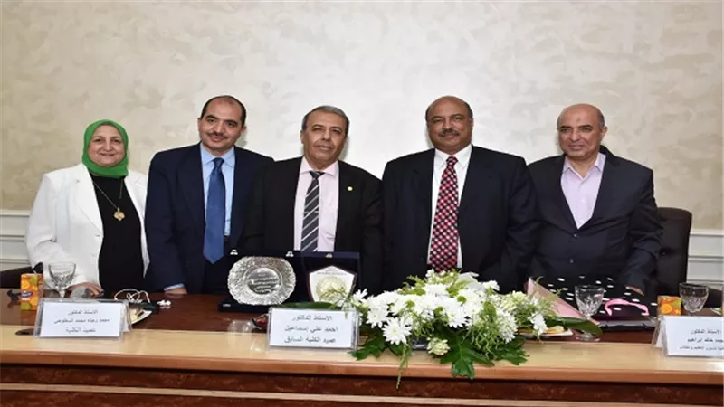 مجلس كلية العلوم جامعة عين شمس يكرم الدكتور أحمد إسماعيل