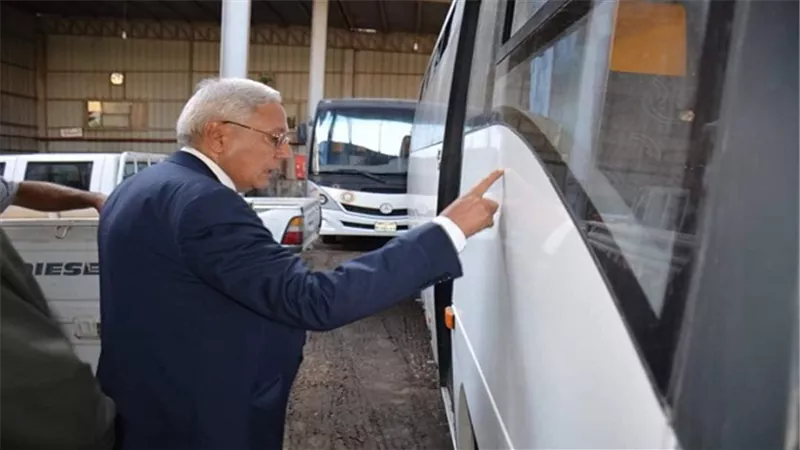 بالصور.. محافظ الدقهلية يتفقد إدارة المركبات والصيانة بالمنصوره