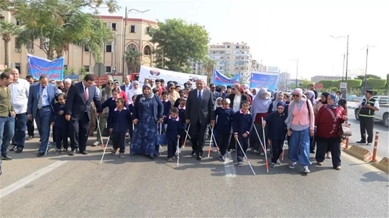 محافظ السويس يشارك فى مسيرة للطلبة المكفوفين إحتفالا باليوم العالمي للعصا البيضاء