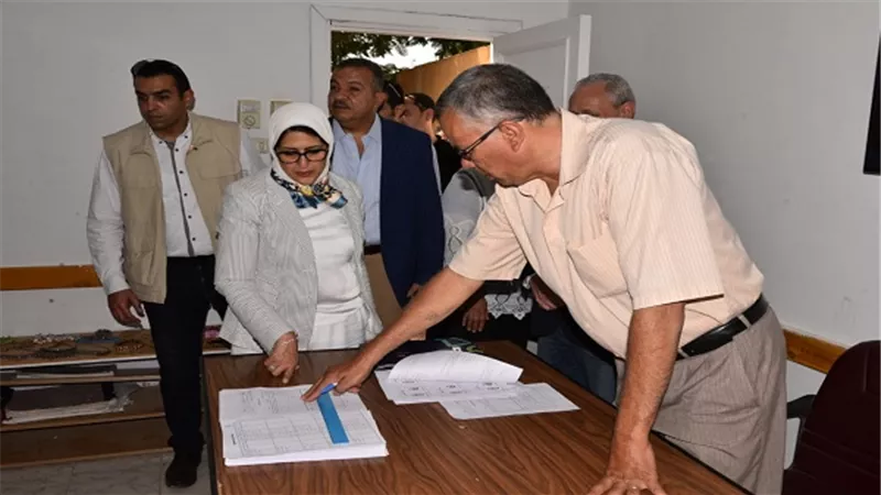 وزيرة الصحة تتابع عملية التسجيل وفتح ملفات طب الأسرة للمواطنين بوحدة نجع بدران بالأقصر