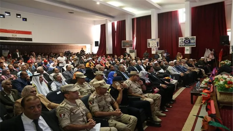 بالصور.. محافظ السويس وقائد قوات الدفاع الشعبى  يشهدان الندوة التثقيفية الثامنة للقوات المسلحة  