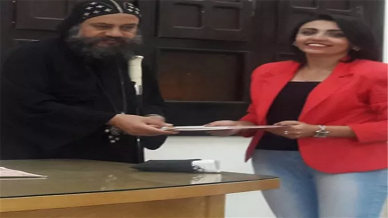 وسط فرحة الحضور ..أسقف السويس يوزع شهادات كورس 